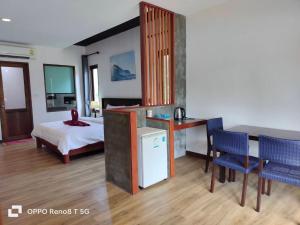 um quarto com uma cama, uma mesa e cadeiras em D.R. Lanta Bay Resort em Ko Lanta