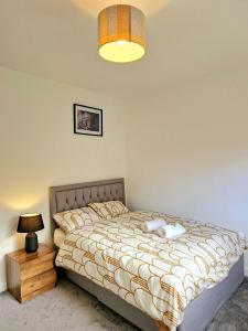 ein Schlafzimmer mit einem Bett, auf dem eine Katze liegt in der Unterkunft Comfy Spacious Home Near Preston City Centre - Sleeps 6 in Samlesbury + 11 Fotos