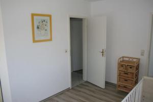 a hallway with a door and a picture on the wall at Ferienwohnung Wohlfühldomizil in Dorum