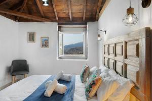 een slaapkamer met een groot bed en een raam bij Casa Nando in Santa Cruz de la Palma