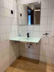 bagno con lavandino e specchio di Preciosa casa en Castro Urdiales a Castro-Urdiales