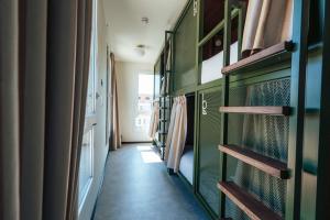 Łóżko lub łóżka w pokoju w obiekcie JOST Hostel Montpellier Centre St Roch