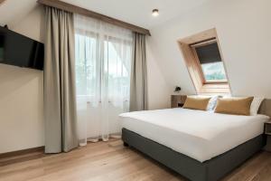 Postel nebo postele na pokoji v ubytování Szlakami 5 Dolin - apartamenty obok Doliny Strążyskiej - sauna i parking GRATIS!