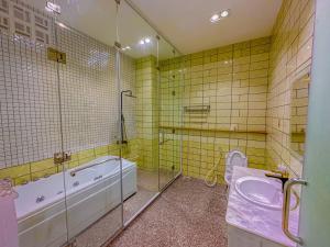 a bathroom with a tub and a toilet and a sink at Nhan Tay 2 Hotel in Can Tho