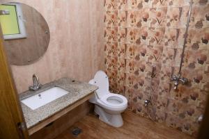 Ένα μπάνιο στο Hotel Deluxe Lahore +53 φωτογραφίες