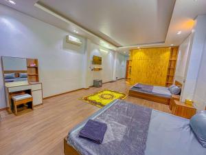 Postel nebo postele na pokoji v ubytování NHÂN TÂY 2 HOTELs