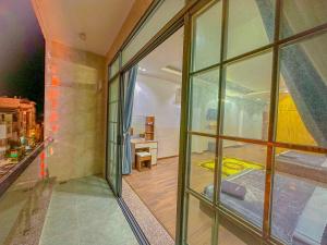 Postel nebo postele na pokoji v ubytování NHÂN TÂY 2 HOTELs