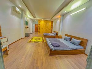 Postel nebo postele na pokoji v ubytování NHÂN TÂY 2 HOTELs