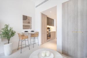 Kuchyň nebo kuchyňský kout v ubytování Earthy Elegance Studio Apartment by Suiteable