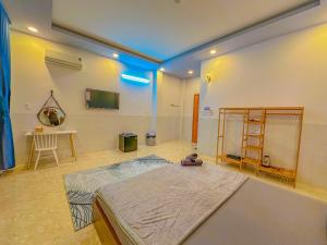 Postel nebo postele na pokoji v ubytování NHÂN TÂY 2 HOTELs