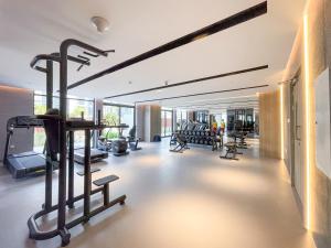 Fitness centrum a/nebo fitness zařízení v ubytování Earthy Elegance Studio Apartment by Suiteable