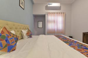 duże łóżko w pokoju z dużym łóżkiem w obiekcie N.K. Heritage by T.C. Group w mieście Udaipur