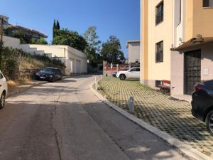 a street with cars parked on the side of the road at SURF House Villa Rose I Po3a l in Golden Sands