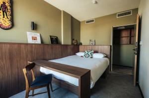 Łóżko lub łóżka w pokoju w obiekcie JOST Hostel Montpellier Centre St Roch