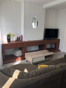 TV a/nebo společenská místnost v ubytování Appartement cosy et lumineux