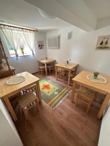 una sala de estar con mesas y una alfombra en el suelo en Osada Barbanica, en Szczyrk