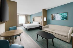 Fairfield by Marriott Inn & Suites Marathon Florida Keys في ماراثون: غرفة في الفندق مع أريكة وسرير