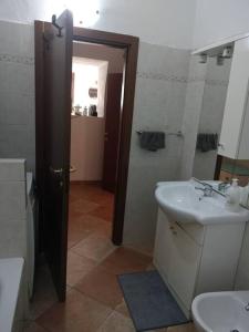 y baño con lavabo, aseo y espejo. en appartamento in Borgo storico., en Pontremoli