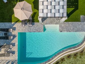 una vista aérea de una piscina con sombrilla en Villa Tolena en Pelekas