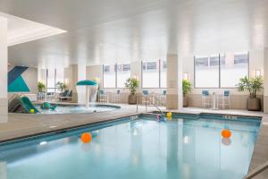Bazén v ubytování SpringHill Suites St. Paul Downtown nebo v jeho okolí