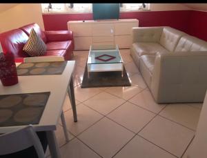 - un salon avec un canapé et une table dans l'établissement Apartments Villa Lili, à Umag