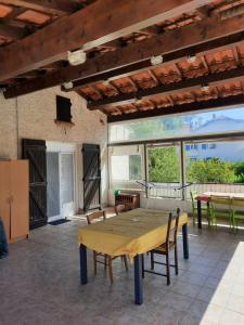 Habitación grande con mesa, sillas y ventanas. en Chambre SOLO Toulon Ouest, en Toulon