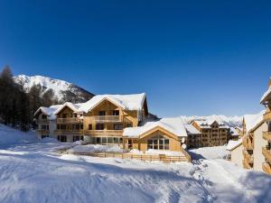 eine Ski-Lodge im Schnee mit Schnee in der Unterkunft Appartement Les Orres, 2 pièces, 4 personnes - FR-1-322-130 in Les Orres