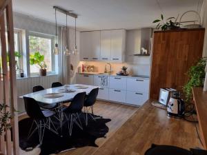 cocina con mesa y sillas en una habitación en Hus i lugnt område, 15 min från Örebro en Vintrosa