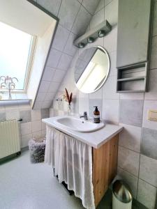La salle de bains est pourvue d'un lavabo et d'un miroir. dans l'établissement Hus i lugnt område, 15 min från Örebro, à Vintrosa