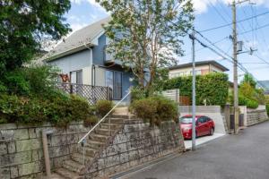 ein Haus mit einem davor geparkt in der Unterkunft Hiei Blue Roof - Vacation STAY 13887 in Ōtsu
