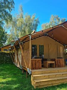 een grote tent met een tafel ervoor bij Safari Tent M in Berdorf