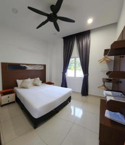 a bedroom with a bed and a ceiling fan at Zinnia Residences in Cameron Highlands