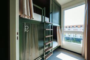 Łóżko lub łóżka piętrowe w pokoju w obiekcie JOST Hostel Montpellier Centre St Roch