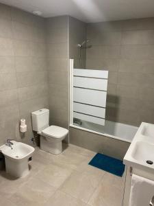 een badkamer met een toilet, een wastafel en een douche bij Fariñas 15 in Sanlúcar de Barrameda