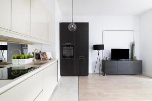 Кухня или мини-кухня в EASY RENT Apartments - DESIRE
