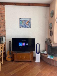 een woonkamer met een flatscreen-tv op een tafel bij Lario House in Limonta