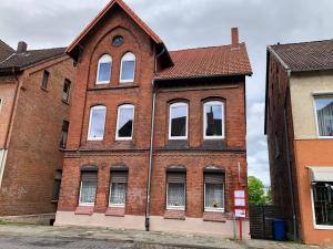 an old brick building with windows on a street at FLATLIGHT - Stylish apartment - Kitchen - Parking - Netflix in Hildesheim