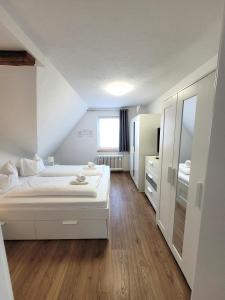 een witte slaapkamer met een bed en een raam bij Winterberg Appartement 21105 in Winterberg +18 foto's