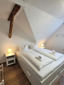 een slaapkamer met een groot wit bed op een zolder bij Winterberg Appartement 21105 in Winterberg