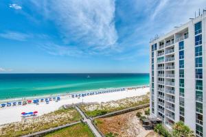 een luchtzicht op een gebouw en het strand bij Shoreline Towers 1085 in Destin