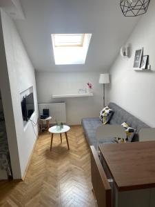 una sala de estar con un sofá y una mesa en STELLA Appartment, en Novi Sad