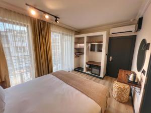 sypialnia z dużym łóżkiem i dużym oknem w obiekcie Oji Hotel w mieście Alanya