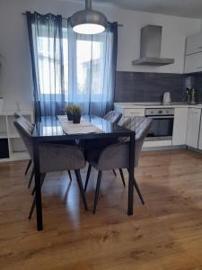 - une table à manger et des chaises dans la cuisine dans l'établissement Apartments Tonka Centar, à Vodice