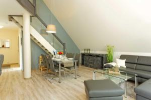 a living room with a couch and a table at Kapitaensweg 2 Kajuete 07 in Ostseebad Karlshagen