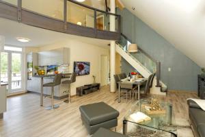 a living room with a dining table and a kitchen at Kapitaensweg 2 Kajuete 07 in Ostseebad Karlshagen