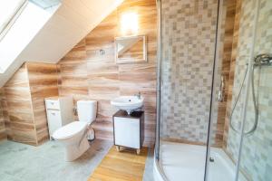 a bathroom with a toilet and a sink and a shower at Obiekt Wakacyjny Rejs in Mikołajki +54 photos