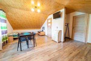 a room with a table and chairs and a bed at Obiekt Wakacyjny Rejs in Mikołajki