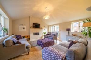 Μια τηλεόραση ή/και κέντρο ψυχαγωγίας στο Countryside 6-bedroom cottage