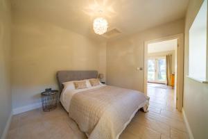 Ένα ή περισσότερα κρεβάτια σε δωμάτιο στο Countryside 6-bedroom cottage