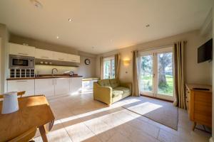 Η κουζίνα ή μικρή κουζίνα στο Countryside 6-bedroom cottage